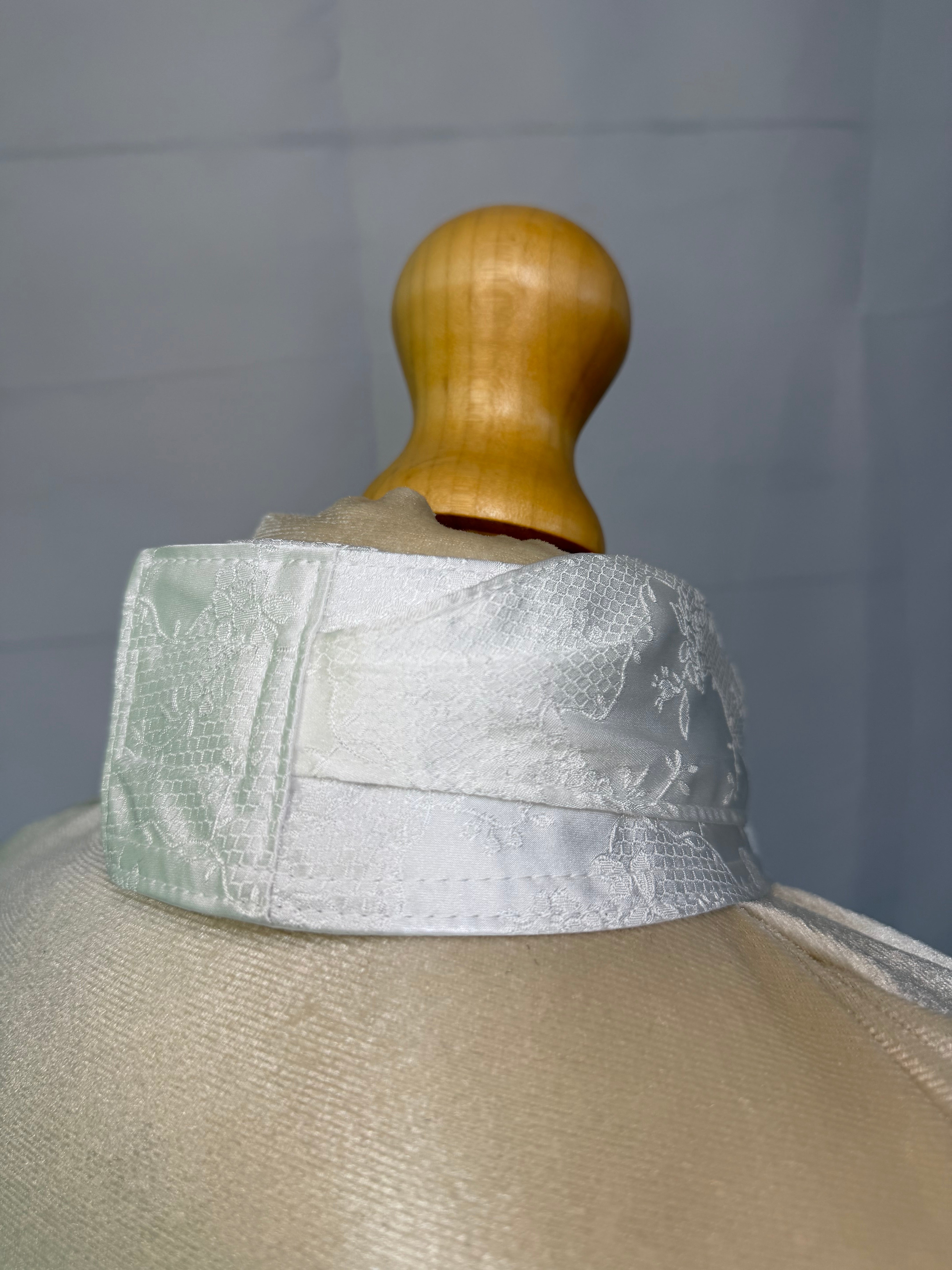 Mannequin head with a textured white cap on a gray background